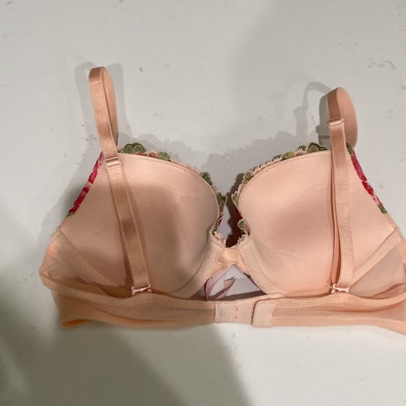 Victoria's Secret 34B plunge beautiful flower and lace 💕 EUC - Picture 4 of 10